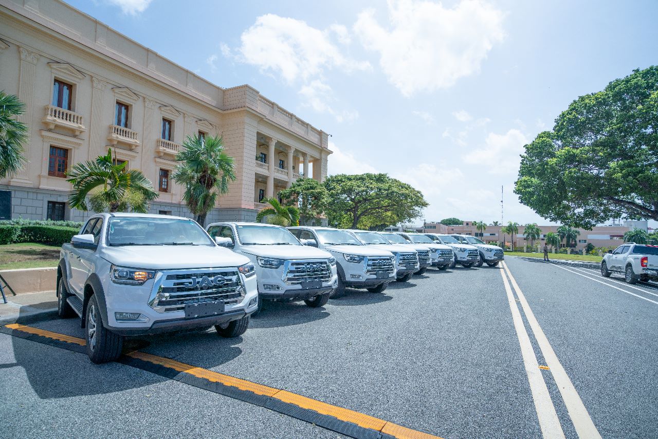 Ministro Joel Santos entrega 25 camionetas para emergencias extrahospitalarias