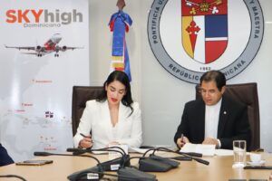 PUCMM y SkyHigh firman convenio que permitirá pasantías en la aerolínea 