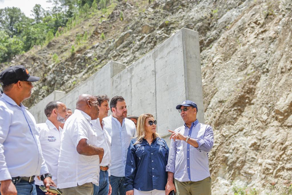 Ministro de Obras Públicas supervisa trabajos carretera Rancho Arriba- Sabana Larga
