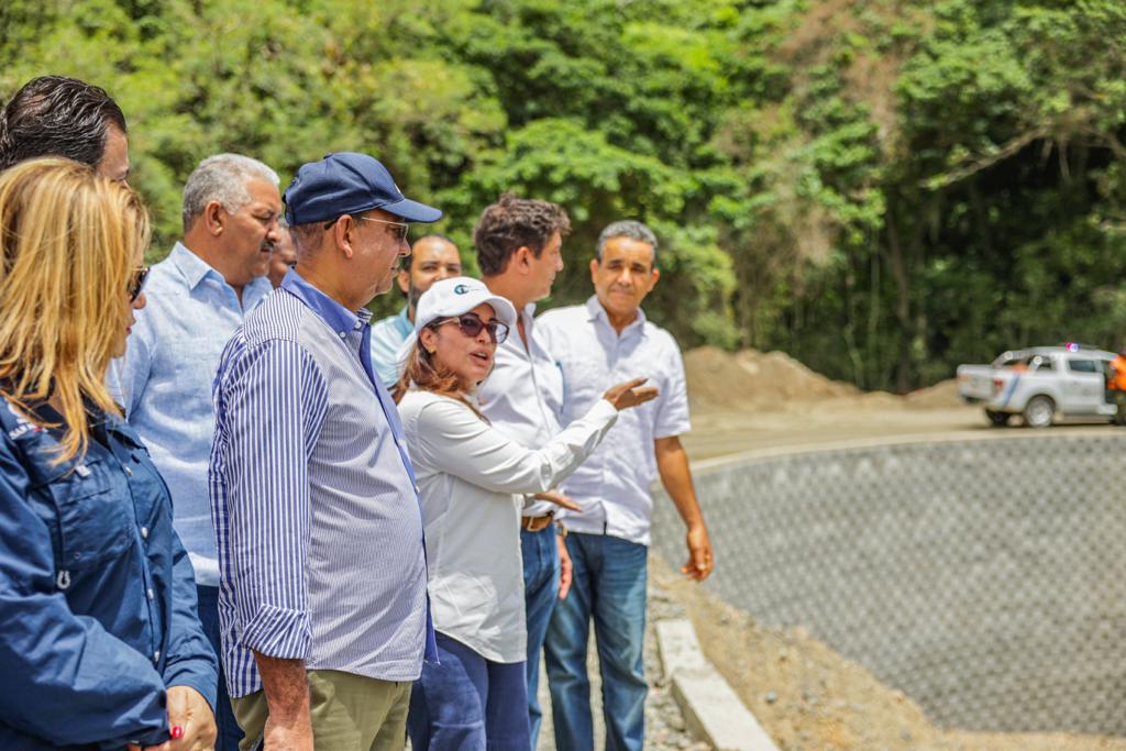 Ministro de Obras Públicas supervisa trabajos carretera Rancho Arriba- Sabana Larga