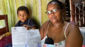 Madre pide ayuda para niño que necesita lentes y prótesis ocular en Bayaguana