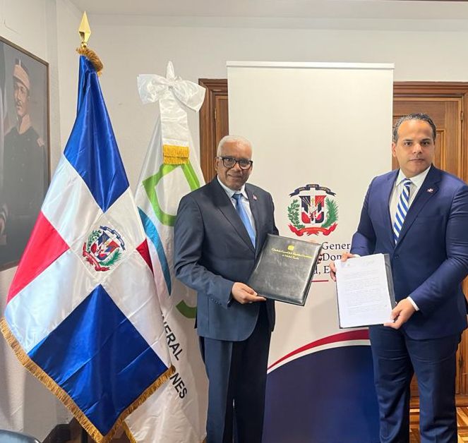 Consulado Dominicano en Madrid y Dirección de Pensiones firman acuerdo para ofrecer servicios desde sede consular