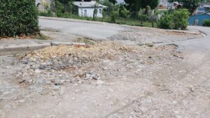 Moradores en El Factor exigen urgentes reparaciones en calles y contenes