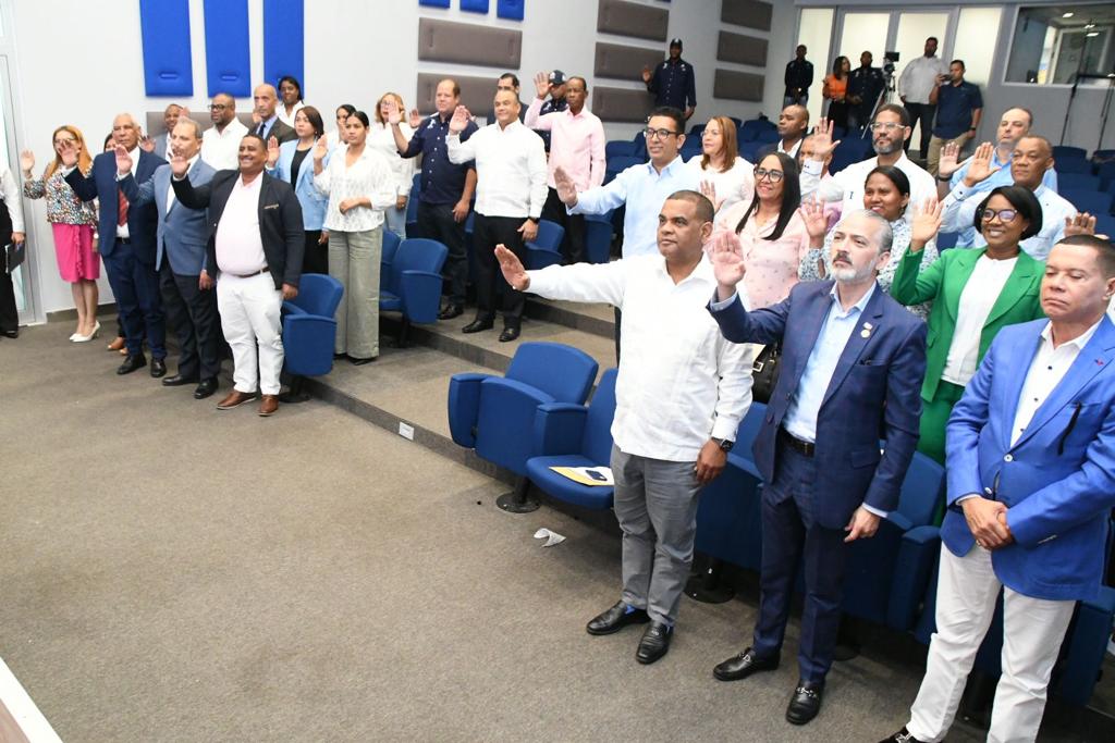 INEFI juramenta a Ángel Hernández presidente comité organizador X Juegos Escolares Nacionales Barahona 2023