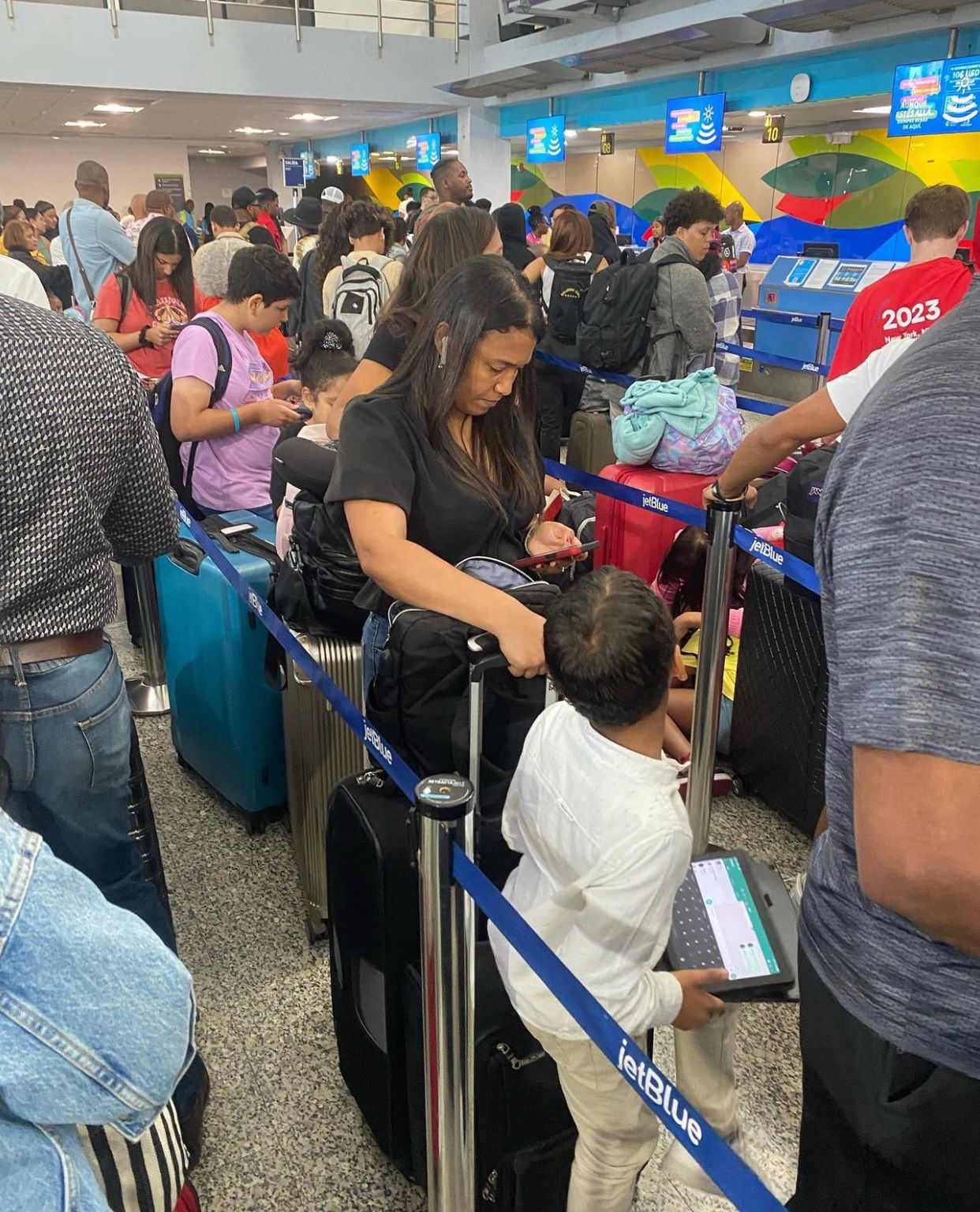 Caos y descontento en Aeropuerto Las Américas debido a retrasos de Jet Blue