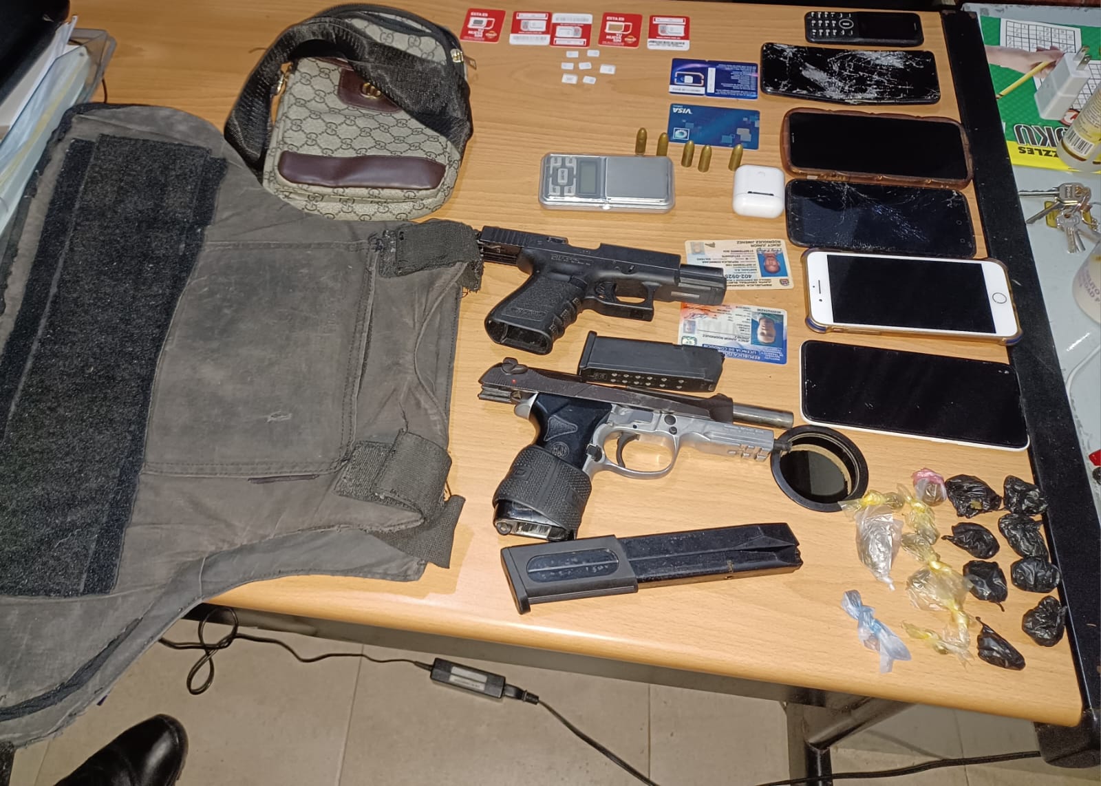 Prisión para hombre arrestado en flagrancia con arma ilegal, chaleco antibalas y municiones