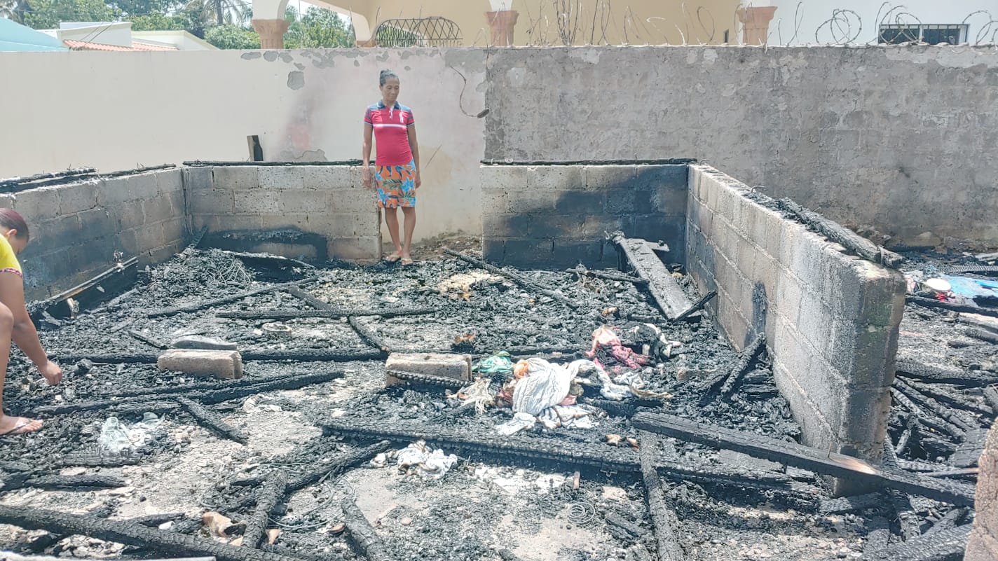 Mujer pide ayuda para reconstruir su vivienda devorada por incendio en El Factor de Nagua
