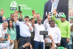 Presencia de Leonel Fernández en La Caleta se convierte en fiesta política para munícipes 