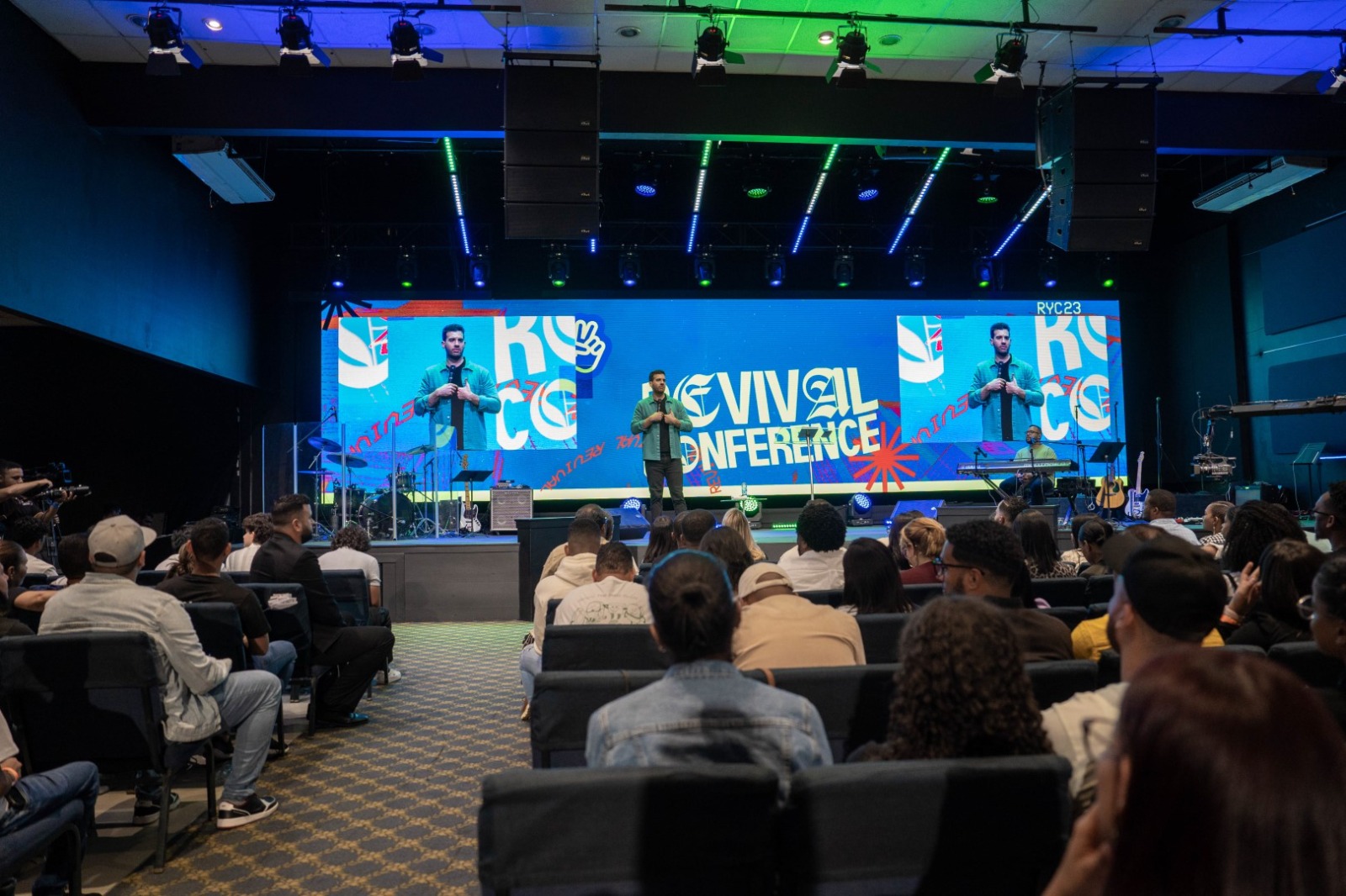 Cientos de jóvenes participaron en congreso cristiano para ser empoderados por Dios