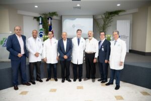 HOMS firma acuerdo de colaboración con el experto internacional de cirugía robótica James Hamilton