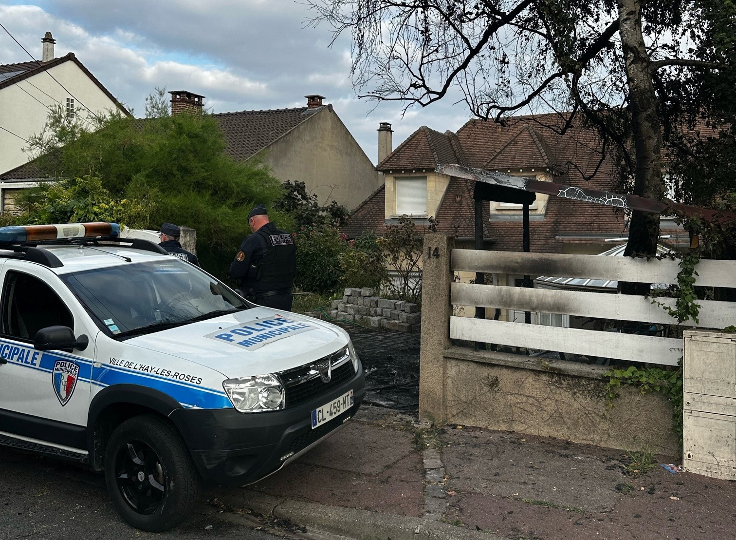 La violencia cruza la "línea roja" en Francia: atacan la casa de un alcalde