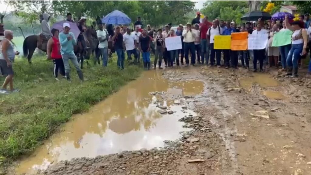 En Sabana Grande de Boyá, comunitarios demandan arreglo caminos vecinales