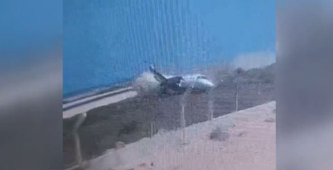 Un avión lleno de pasajeros se sale de la pista y se estrella contra un muro en Somalia