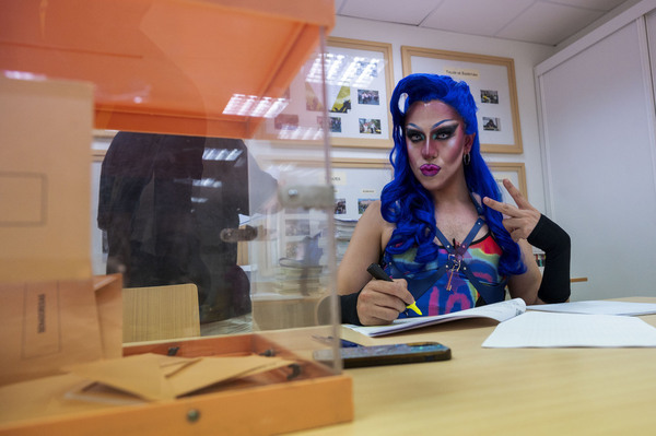 Miembro de mesa Drag Queen viral en las elecciones en España