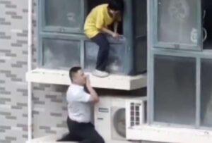 China: Hombre trepó un edificio para salvar a una niña de un incendio
