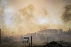 Rodas sigue en llamas tras la mayor evacuación de la historia en Grecia por incendios