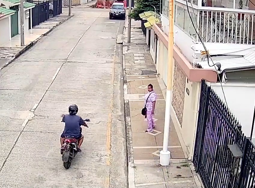 "Héroe" impide asalto a una mujer en la calle con su yipeta