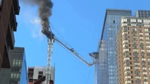 Colapsa una grúa de obras en Manhattan y golpea su brazo el edificio de enfrente