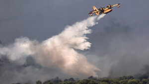Aeronave se estrella mientras luchaba contra los incendios en Grecia