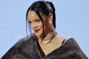 Rihanna posó en mini tanga de hilo rosa en estado de gestación