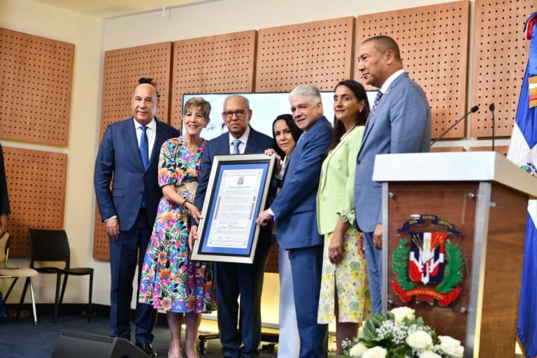 Senado reconoce trayectoria del doctor Rafael Sánchez Español