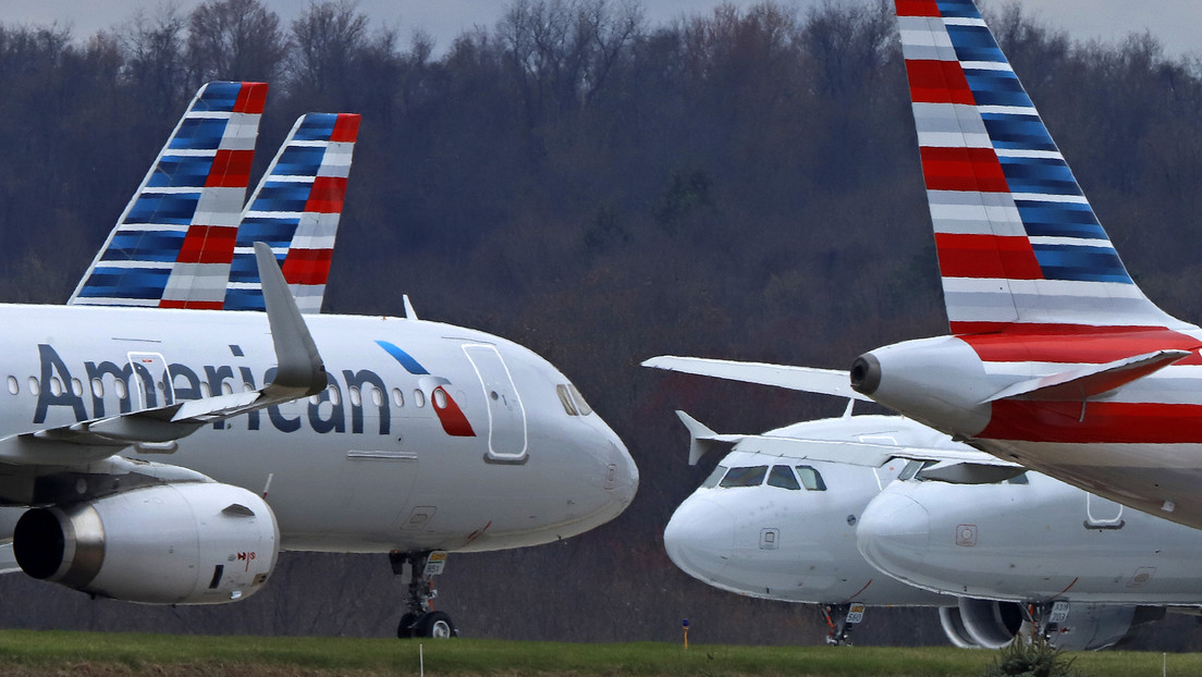 Sancionan a American Airlines por retrasos en pistas de aterrizaje