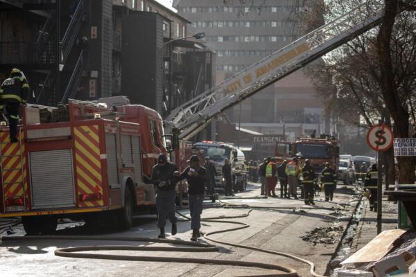 73 muertos por incendio de un edificio en Sudáfrica