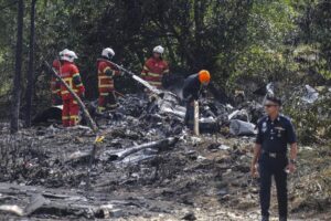 Al menos diez muertos al estrellarse una avioneta en una autovía de Malasia