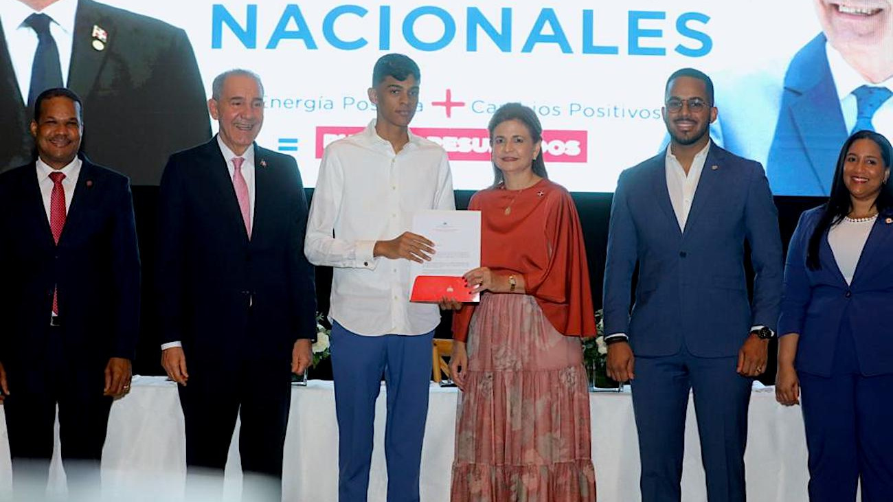 Vicepresidenta Raquel Peña encabeza acto de entrega de 8,000 becas nacionales a jóvenes de todo el país