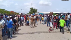 Haitianos bloquean paso fronterizo en dajabon por supuestos abusos del Cesfront  