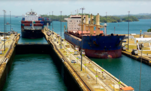 Canal de Panamá se queda sin agua; varios  barcos encallados por el fenómeno de El Niño