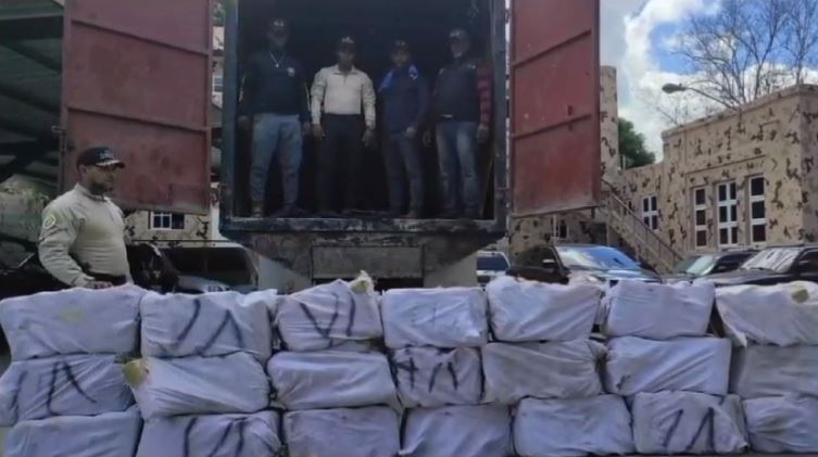 Por arte de magia, chófer de camión detenido con 119 pacas de marihuana escapa de militares en Dajabón