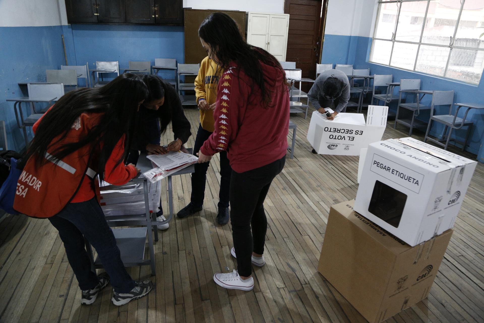 Cierran las urnas en Ecuador e inicia el escrutinio tras una votación sin incidentes