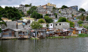 Decenas de familias se arriesgan ante la crecida de los ríos Ozama e Isabela