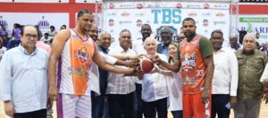 El duelo entre el Club Calero y los Loros de Santo Domingo Este dio inicio al torneo de baloncesto superior de la provincia Santo Domingo.