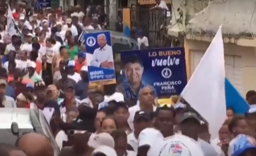 Francisco Peña recorre sectores de Santo Domingo Oeste