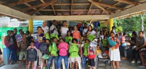 Fundación Doña Fran entrega útiles escolares a estudiantes de escasos recursos de SDN