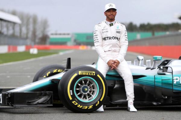 Lewis Hamilton y George Russell renuevan con Mercedes hasta 2025