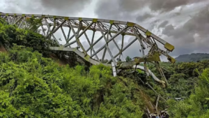 Mueren 26 trabajadores en derrumbe de un puente en construcción en India