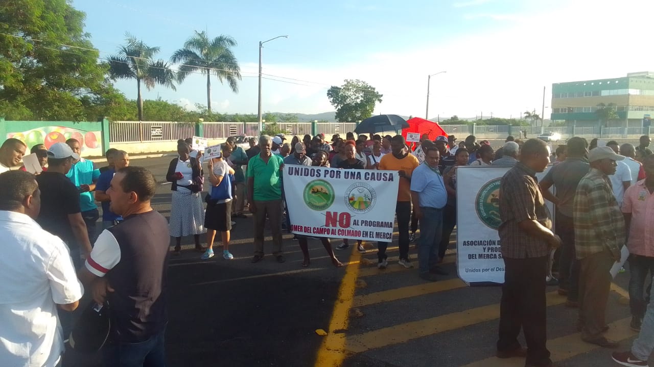 Protestan en el Merca Santo Domingo por implementación de programa “Del campo al colmado”