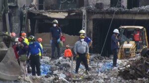 Maquinarias pesadas empiezan a retirar escombros dejados por explosión en San Cristóbal