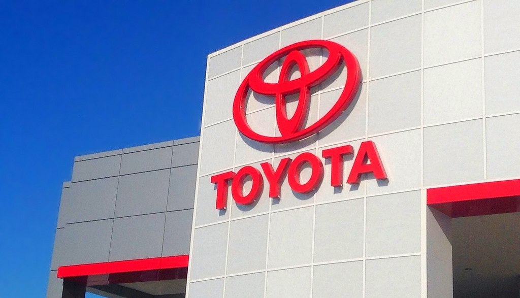 Toyota suspende operaciones en sus 14 plantas en Japón