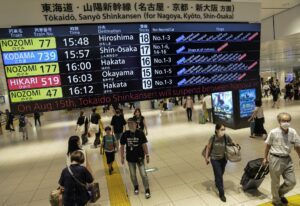 Trenes y vuelos cancelados en Japón por la llegada de un tifón en pleno período vacacional