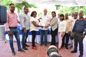 Ministro de Economía es reconocido como visitante honorario del municipio Cristóbal
