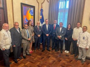 Luis Abinader recibe en Palacio Nacional una comisión de ADOPAE
