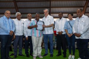 Montecristi: presidente Abinader entrega más de 300 títulos de propiedad 