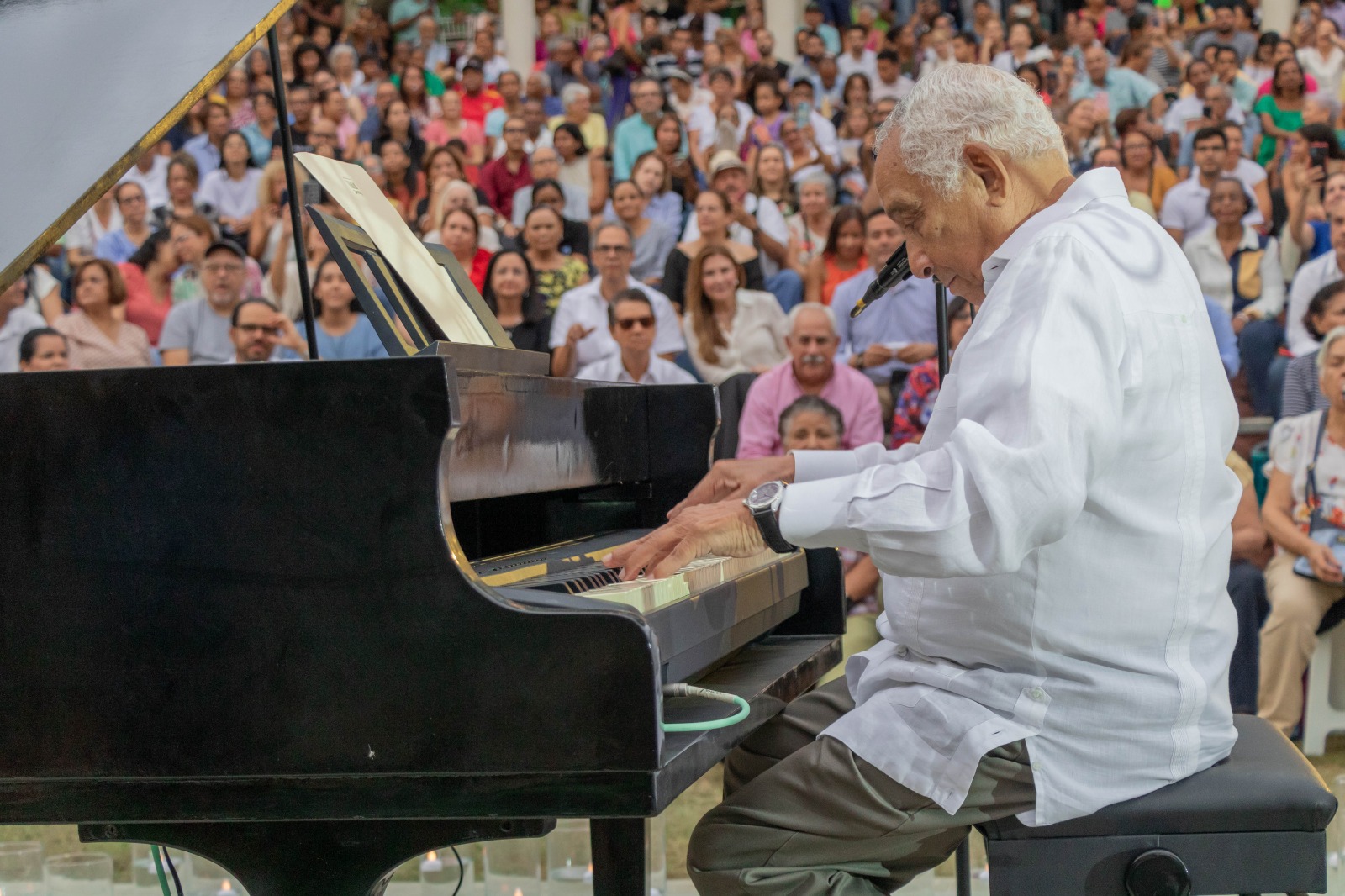 Rafael Solano llena de magia el parque Las Praderas con su "Piano bajo la luna"