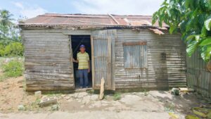Anciano de 73 años clama por ayuda para mejorar sus condiciones de vida en Río San Juan