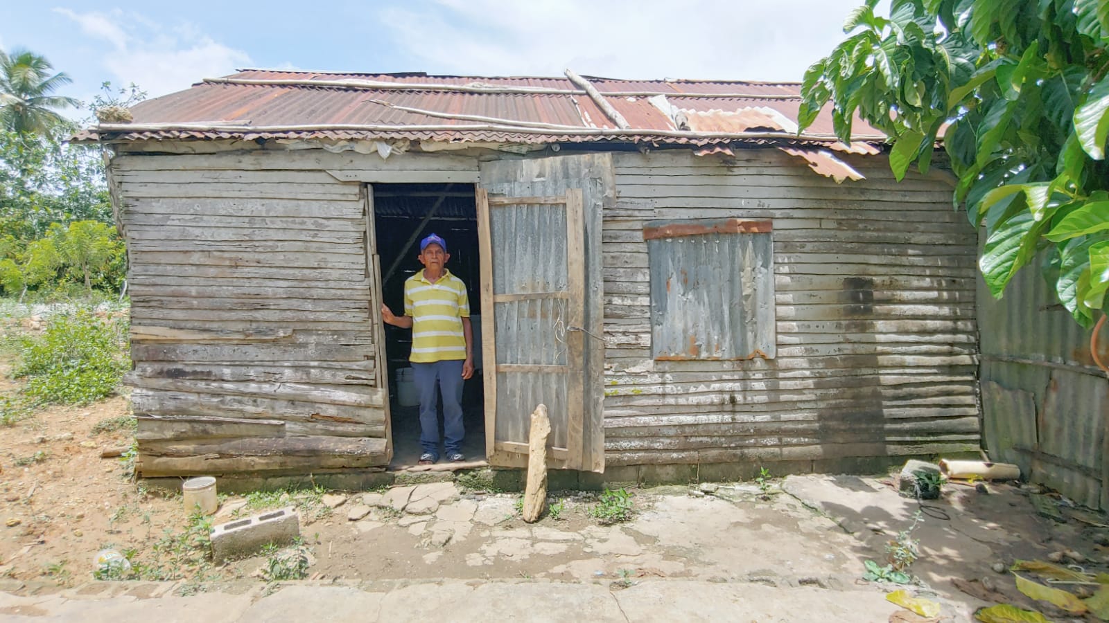 Anciano de 73 años clama por ayuda para mejorar sus condiciones de vida en Río San Juan