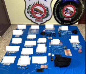 Autoridades apresan 37 personas y ocupan presuntas sustancias controladas durante allanamiento en La Altagracia